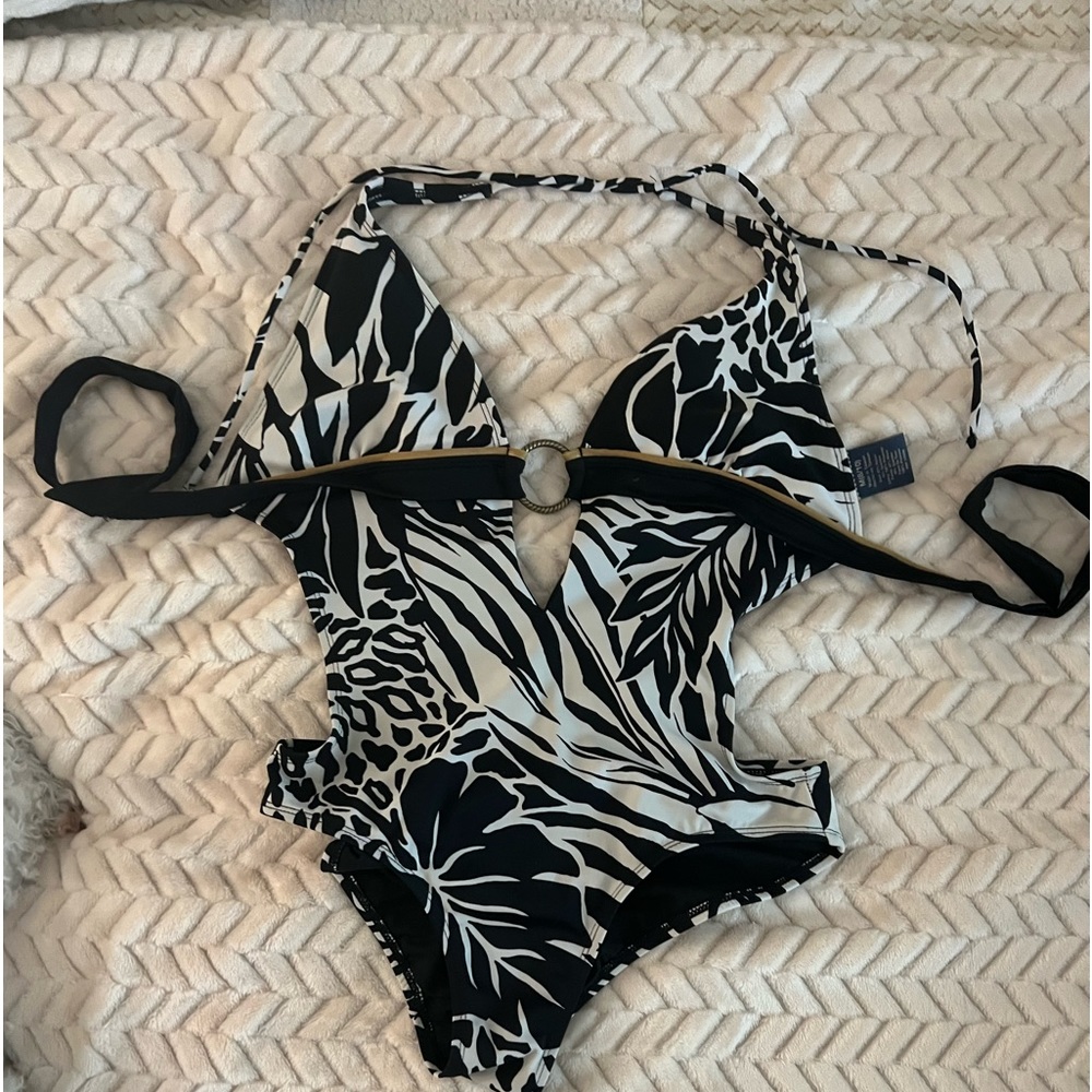 Ladies, one piece swimsuit. Size medium 8 to 10.